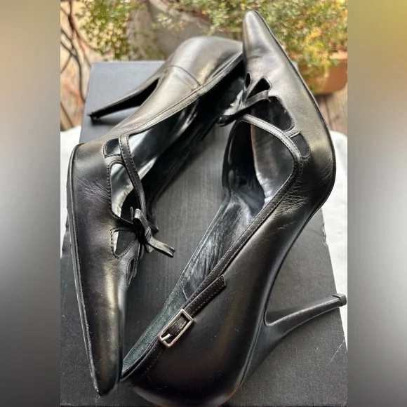 Vintage Dolce & Gabbana (D&G) Pointed Toe Heels
EU 40 | US 10
Made in Italy - Picture 3 of 9